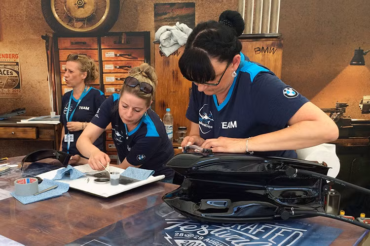 Toàn bộ các chi tiết của xe đều được nhân viên của hãng độ Berham Customs của BMW tại Berlin làm thủ công với tinh thần đam mê đầy nhiệt huyết.