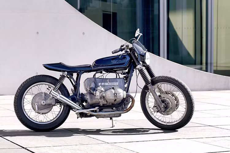 BMW R100 mang trong mình một phần của cafe racer & roadster, “VENR” là một mẫu xe được sản xuất từ năm 1978, là sự pha trộn của hai phong cách khá độc đáo khi phần dàn áo khá nhỏ trong khối động cơ lớn.