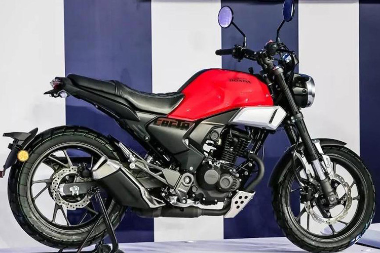 Các chi tiết của xe môtô Honda CB190TR thế hệ mới như đèn pha, gương chiếu hậu tròn kết hợp với những đường nét thể thao. cùng yên xe thoải mái cho nhu cầu vận hành hàng ngày của người sử dụng.