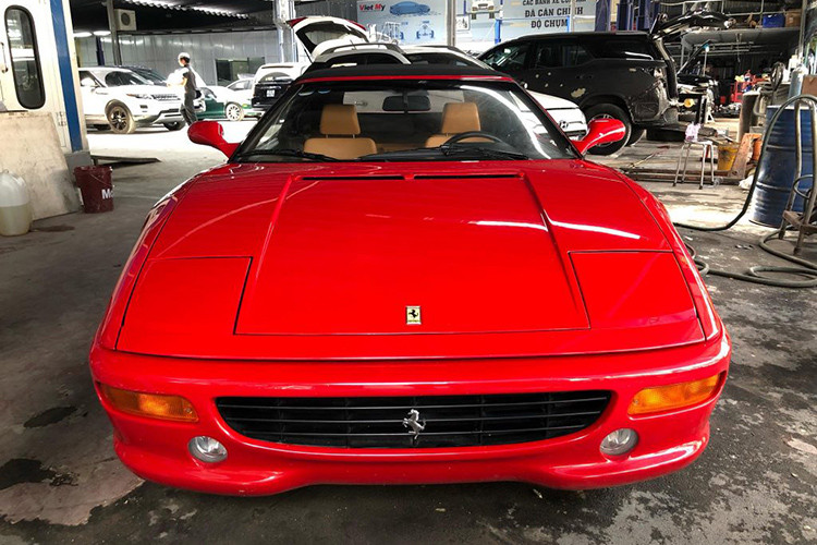 Bên trong khoang lái của siêu xe Ferrari F355 Spider tại Việt Nam bọc màu da bò đi kèm các chi tiết sơn bạc và đen. Sở hữu Ferrari F355 Spider đồng nghĩa với việc người chơi xe rất sành điệu và phải chịu chi các khoản tiền sửa chữa và bảo dưỡng định kỳ để xe khoẻ mạnh hơn so với những mẫu xe thời hiện đại.