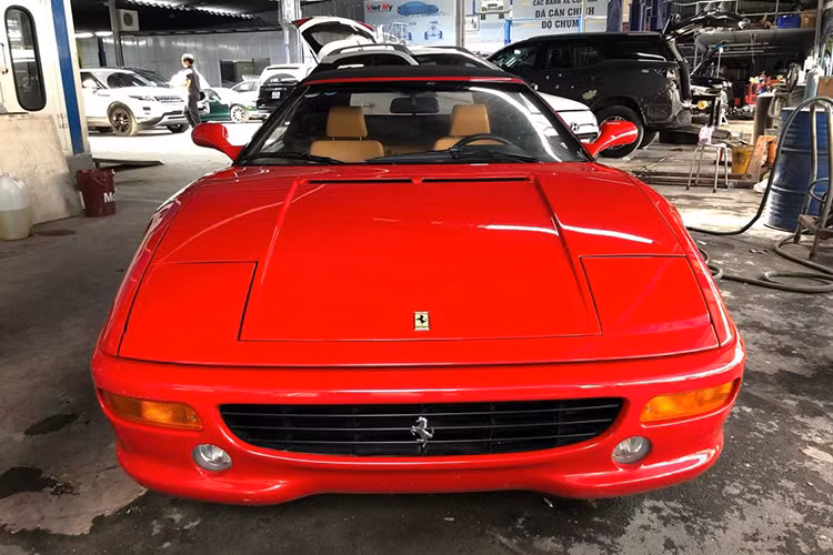 Bên trong khoang lái của siêu xe Ferrari F355 Spider tại Việt Nam bọc màu da bò đi kèm các chi tiết sơn bạc và đen. Sở hữu Ferrari F355 Spider đồng nghĩa với việc người chơi xe rất sành điệu và phải chịu chi các khoản tiền sửa chữa và bảo dưỡng định kỳ để xe khoẻ mạnh hơn so với những mẫu xe thời hiện đại.