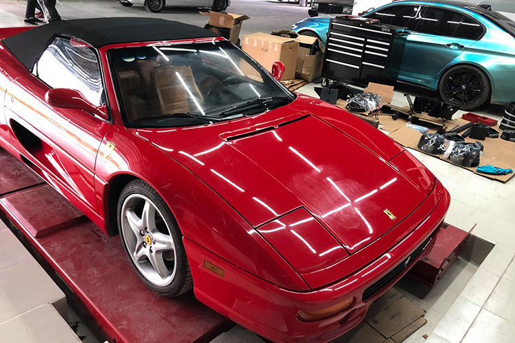 Vào tháng 5 này, chiếc siêu xe Ferrari F355 Spider độc nhất vô nhị tại Việt Nam đã về tay một nhà sưu tập xe kín tiếng ở Sài thành. Những hình ảnh chụp lại chiếc Ferrari F355 Spider này cho thấy xe được một garage có tiếng ở TP HCM đang "dọn lại" và thay những chiếc lốp mới.