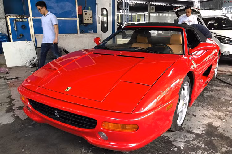  Siêu xe Ferrari F355 Spider được sản xuất vào năm 1995, đến nay, mẫu xe này đã có 24 tuổi đời và đã bị "khai tử" từ lâu nên bị cấm nhập khẩu vào Việt Nam. Những rào cản trên khiến việc sở hữu Ferrari F355 Spider tại Việt Nam của giới nhà giàu ở đây là điều vô cùng khó khăn.