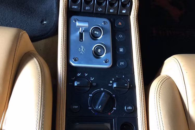 Một thú vị trên Ferrari F355 Spider ra mắt vào năm 1995 chính là việc được cung cấp hộp số tay 6 cấp. Hai năm sau đó, hãng Ferrari cung cấp cho mẫu siêu xe này hộp số F1. Chiếc Ferrari F355 Spider được đưa về Việt Nam sản xuất sau năm 1997. Điều này thể hiện rõ nhất qua logo 355 F1 Spider.