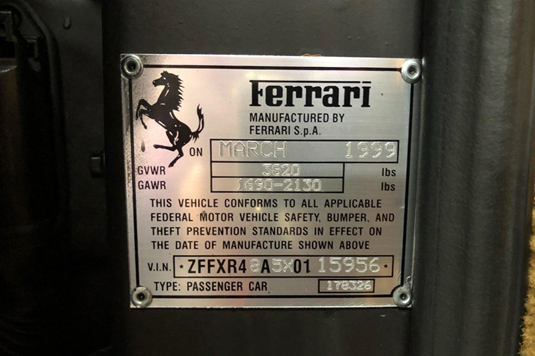 Ferrari F355 Spider ra mắt vào năm 1995 với sự chắp bút thiết kế do Pininfarina đảm nhận. Trong suốt vòng đời sản xuất của mình, siêu xe Ferrari 355 Spider có tổng cộng 3.717 chiếc được cho "ra lò". Trong đó, có 2.664 chiếc được sản xuất với hộp số tay 6 cấp và 1.053 chiếc còn lại được trang bị với hộp số F1 hiện đại.