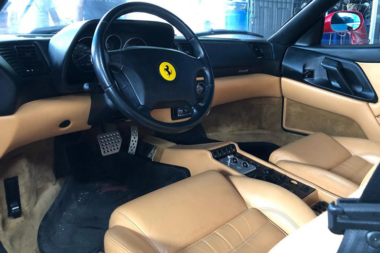 Siêu xe cổ Ferrari F355 Spider mang trên mình động cơ V8, dung tích 3.5 lít đình đám của mình trong những năm 1995. "Trái tim" này sản sinh công suất tối đa 375 mã lực tại vòng tua máy 8.250 vòng/phút và mô-men xoắn cực đại 363 Nm tại vòng tua 6.000 vòng/phút. Nó chỉ mất khoảng 4,7 giây là có thể tăng tốc từ vị trí xuất phát lên 100 km/h trước khi đạt vận tốc tối đa 295 km/h.