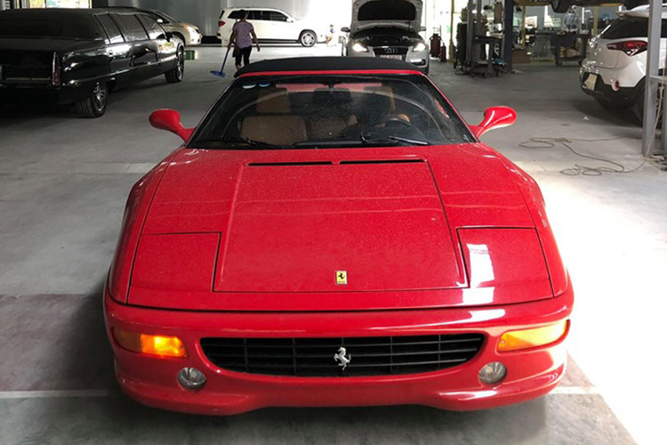 Tuy nhiên, trong cuối tháng 9 năm ngoái, khi đội kiểm soát Hải quan (Cục Hải quan Hải Phòng) lập biên bản vi phạm và tạm giữ lô hàng gồm 2 xe Rolls-Royce, 1 siêu xe Ferrari F355 Spider và 1 chiếc Porsche 930 Turbo đã nhập khẩu trái quy định về cảng Hải Phòng vô tình mở ra cơ hội sở hữu chiếc Ferrari F355 Spider cho giới nhà giàu Việt.