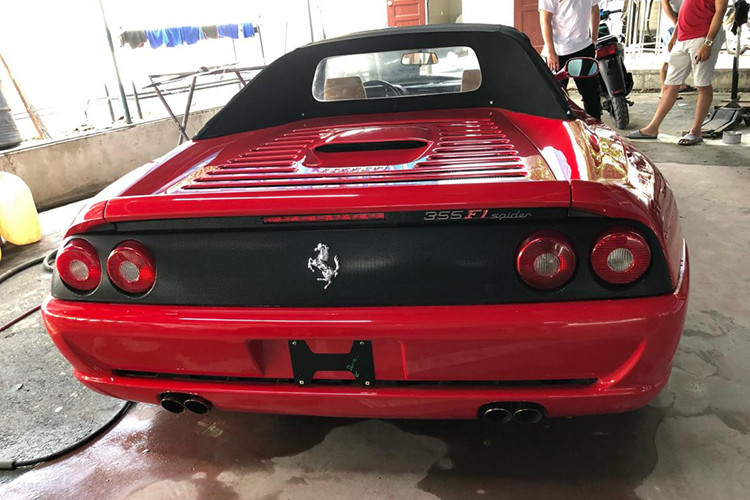 Ngoài màu sơn đỏ Rosso Corsa truyền thống, chiếc siêu xe Ferrari F355 Spider độc nhất vô nhị tại Việt Nam này còn có phần mui xếp mềm màu đen, mâm sơn màu bạc hay điểm thú vị nhất chính là đèn pha có thể thò lên hoặc thụt xuống khá lạ mắt.