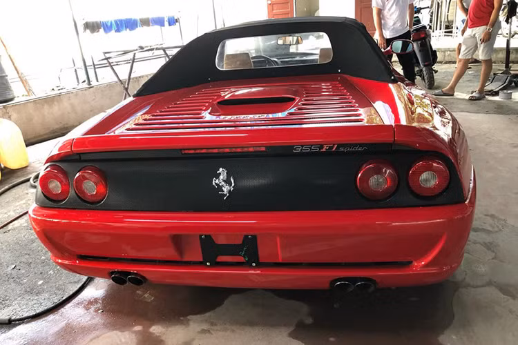 Ngoài màu sơn đỏ Rosso Corsa truyền thống, chiếc siêu xe Ferrari F355 Spider độc nhất vô nhị tại Việt Nam này còn có phần mui xếp mềm màu đen, mâm sơn màu bạc hay điểm thú vị nhất chính là đèn pha có thể thò lên hoặc thụt xuống khá lạ mắt.
