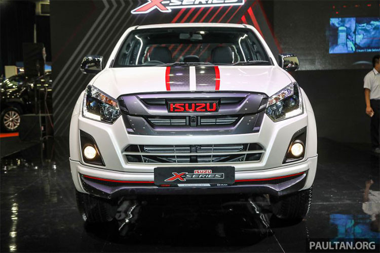 Người mua Isuzu D-Max phiên bàn mới này còn thấy hoạt tiết tô điểm là vạch sọc màu xám và đỏ trên một nắp capô và cửa sau xe tương tự như ở những mẫu X-Series trước đây, cũng như lưới tản nhiệt màu xám, và logo Isuzu màu đỏ và đèn chiếu mặt đường ngoại thất.
