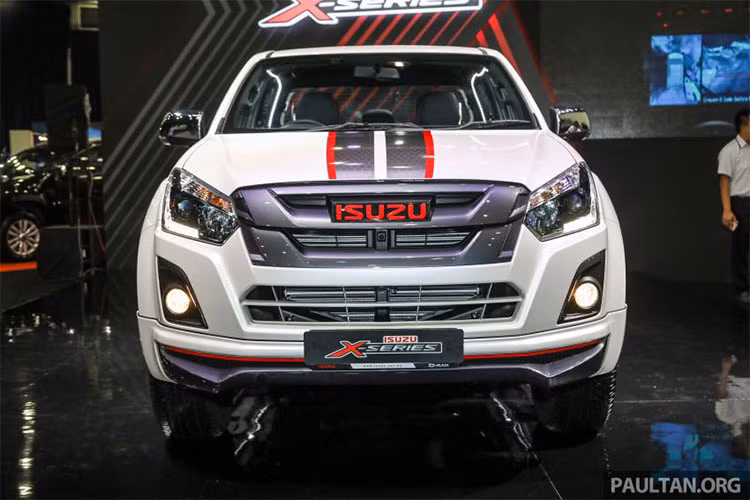 Người mua Isuzu D-Max phiên bàn mới này còn thấy hoạt tiết tô điểm là vạch sọc màu xám và đỏ trên một nắp capô và cửa sau xe tương tự như ở những mẫu X-Series trước đây, cũng như lưới tản nhiệt màu xám, và logo Isuzu màu đỏ và đèn chiếu mặt đường ngoại thất.