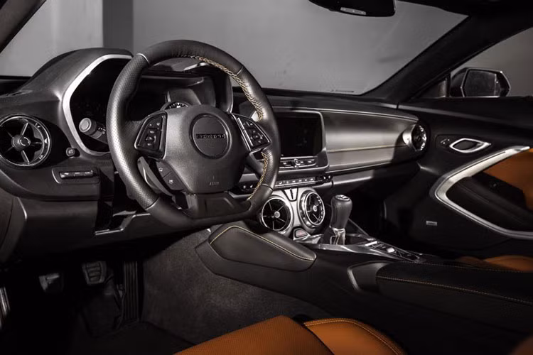 Bên trong cabin, một màn hình điều khiển 8 inch nằm chễm chệ ở giữa cabin với nhiệm vụ điều khiển hệ thống thông tin giải trí trên xe.