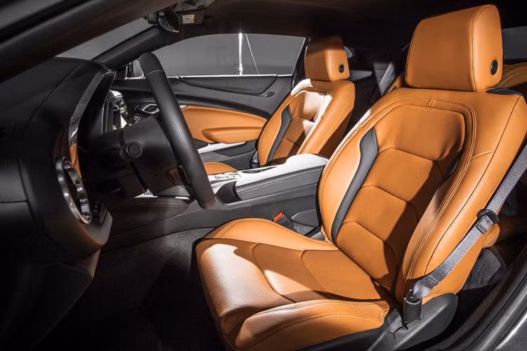 Tiện nghi trên xe với các trang bị da cao cấp trên ghế ngồi và ệ thống ánh sáng Interior Spectrum Lighting mang lại 24 màu sắc khác nhau.