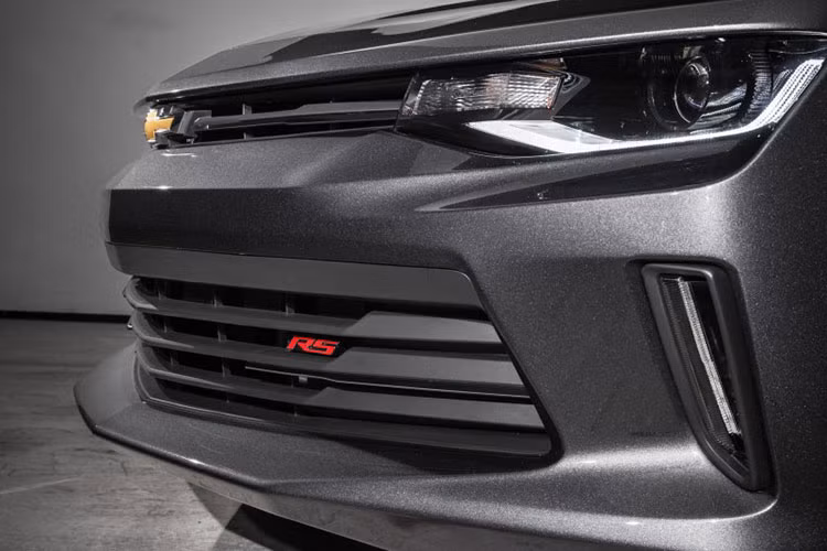 Bản cơ bản Chevrolet Camaro 2016 vẫn dùng đèn halogen nhưng bản RS và SS được trang bị đèn xenon và LED hiện đại ở cản trước.