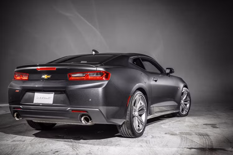 Ngoài ra, phiên bản động cơ LT1 V8 6.2 lít sẽ cung cấp sức mạnh cho Camaro 2016 phiên bản cao cấp nhất, đi kèm hộp số sàn 6 cấp hay tự động 8 cấp. Hệ thống treo magnetic ride control và phanh Brembo cũng sẽ khiến người lái cảm thấy tự tin hơn trên mọi cung đường.