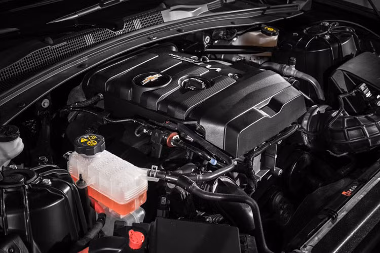 Động cơ 2.0 lít tăng áp công suất 270 mã lực và lực mô-men xoắn cực đại 400 Nm. Chevrolet cho biết Camaro bản tiêu chuẩn có thể tăng tốc 100 km/h dưới 6 giây nhưng đồng thời cũng có hiệu suất tiêu thụ nhiên liệu rất ấn tượng: chỉ 7.8 lít xăng/100 km.