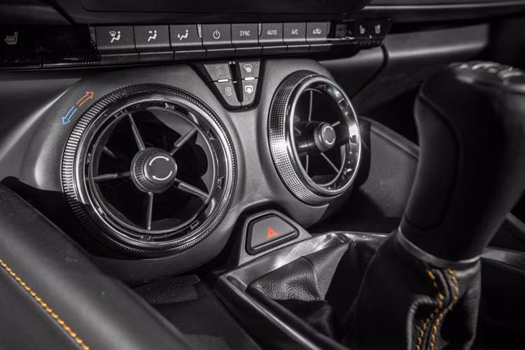 Hệ thống điều hòa cũng được tạo hình tinh tế hơn.