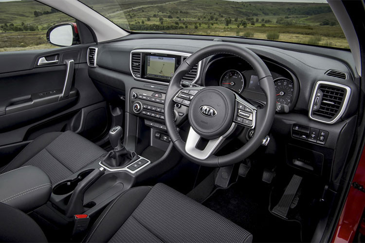 Bên trong xe, nội thất của Sportage 2019 được làm mới hệ thống thông tin giải trí với màn hình cảm ứng 7 inch hoặc 8 inch. Bên cạnh đó, xe cũng nhận được hệ thống dẫn đường vệ tinh và Connected Services của Kia. Bên cạnh đó, Android Auto và Apple CarPlay là những tính năng không thể thiếu trên những xe thế hệ mới.