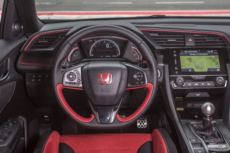 Ngoài các chi tiết kể trên, những bộ phận còn lại của xe được cho là sẽ giữ nguyên, vì vậy khoang cabin trên Honda Civic Type R 2019 mới có thể cũng sẽ không có thay đổi lớn, ngoại trừ việc được nâng cấp hệ thống thông tin giải trí và bổ sung núm điều chỉnh âm lượng riêng biệt để Civic Type R phù hợp hơn với Honda Insight và Pilot mới.