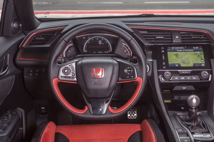 Ngoài các chi tiết kể trên, những bộ phận còn lại của xe được cho là sẽ giữ nguyên, vì vậy khoang cabin trên Honda Civic Type R 2019 mới có thể cũng sẽ không có thay đổi lớn, ngoại trừ việc được nâng cấp hệ thống thông tin giải trí và bổ sung núm điều chỉnh âm lượng riêng biệt để Civic Type R phù hợp hơn với Honda Insight và Pilot mới.