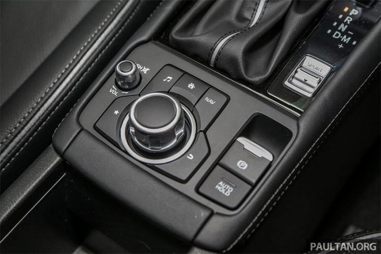 Một vài chi tiết đáng chú ý khác bao gồm tay vịn tích hợp hộc chứa bên dưới, tay vịn trung tâm mới ở hàng ghế sau có các khay đựng cốc tiện lợi (có thể gấp lại), cửa điều hòa mỏng hơn, bọc trang trí giống da lộn, các tấm cửa dày hơn, kính sau tinh chỉnh, trần xe nâng cấp cũng như các đệm cửa kính mới giúp cải thiện khả năng chống tiếng ồn của xe.