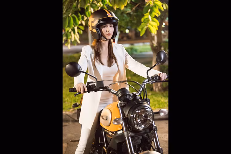 Theo như đạo diễn Anh Tuấn cho biết: "Lúc tập, để đảm bảo sự an toàn với lần đầu tiếp xúc môtô phân khối lớn, Ngọc Trinh chạy chậm lắm, đâu có ai ngờ ra đến set quay, bả "máu lửa" chạy lên đến 70 - 80 km/h đâu. Gan lắm, có thể nói hầu như 100% cảnh quay hành động đều do Ngọc Trinh thực hiện hết".