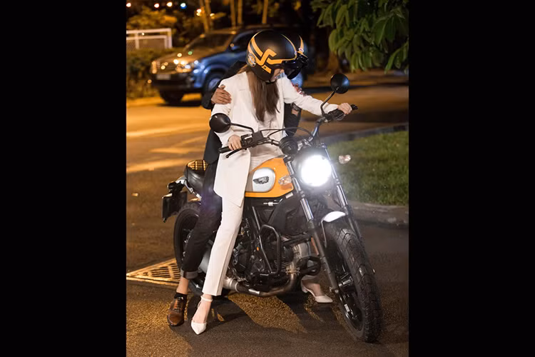 Vào hồi tháng 5/2017, Ngọc Trinh cũng đã từng bất ngờ xuất hiện tại Triển lãm Xe máy Việt Nam VMCS 2017 và ghé thăm gia hàng của Ducati tại Việt Nam với tư cách khách mời. Có lẽ đó chính là thời điểm mà cô lựa chọn cho mình một chiếc Ducati Scrambler để làm bàn đồng hành trong bộ phim ngắn sắp ra mắt của mình.