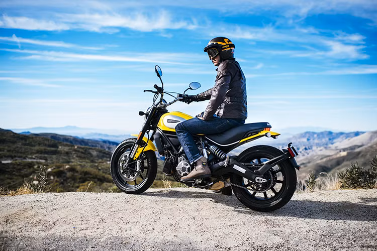 Cung cấp sức mạnh cho Ducati Scrambler là khối động cơ V-Twin, làm mát bằng gió, dung tích 803cc của hãng Ducati. Đây là động cơ mượn từ đàn anh Ducati Monster 796. Động cơ trên Ducati Scrambler tạo ra công suất tối đa 75 mã lực tại vòng tua máy 8.250 vòng/phút và mô-men xoắn cực đại 68,9 Nm/5.750 vòng/phút.