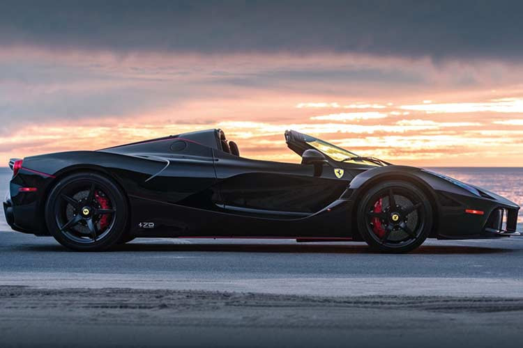 Theo công ty chuyên tổ chức đấu giá xe RM Sotheby's, một chiếc mui trần LaFerrari Aperta hàng hiếm sẽ được bán đấu giá tại một sự kiện tổ chức tại bang Arizona - Mỹ vào ngày 17/1. Công ty này hy vọng là siêu phẩm sẽ mang về số tiền lên đến 8,5 triệu USD (khoảng 19,7 tỷ đồng). Con số tối thiểu cho siêu xe ngựa chồm này cũng ở mức 6,5 triệu USD.