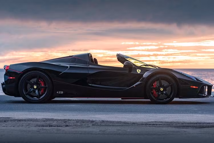Theo công ty chuyên tổ chức đấu giá xe RM Sotheby's, một chiếc mui trần LaFerrari Aperta hàng hiếm sẽ được bán đấu giá tại một sự kiện tổ chức tại bang Arizona - Mỹ vào ngày 17/1. Công ty này hy vọng là siêu phẩm sẽ mang về số tiền lên đến 8,5 triệu USD (khoảng 19,7 tỷ đồng). Con số tối thiểu cho siêu xe ngựa chồm này cũng ở mức 6,5 triệu USD.
