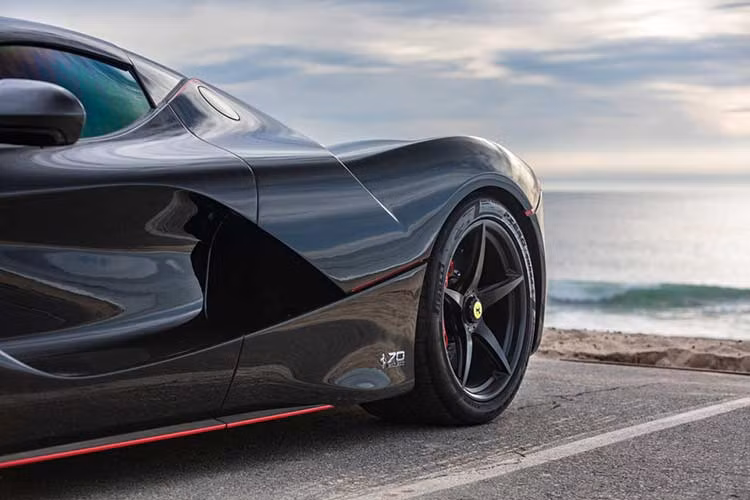 Ra mắt lần đầu tiên tại triển lãm Paris Motor Show 2016, Ferrari LaFerrari Aperta nhanh chóng gây ấn tượng với số lượng sản xuất giới hạn, mức giá xuất xưởng 2 triệu USD cùng thông số vận hành không thua kém gì phiên bản coupe dù có khối lượng nặng hơn.