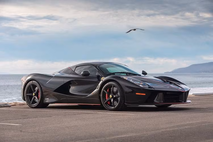 Tương tự bản coupe, LaFerrari Aperta cũng được trang bị động cơ hút khí tự nhiên V12, dung tích 6.3L, sản sinh công suất 800 mã lực. Động cơ này kết hợp với mô-tơ điện công nghệ KERS cho ra công suất tối đa thêm 163 mã lực. Nhờ đó, Ferrari LaFerrari Aperta sở hữu tổng công suất 963 mã lực và mô-men xoắn cực đại 900 Nm.