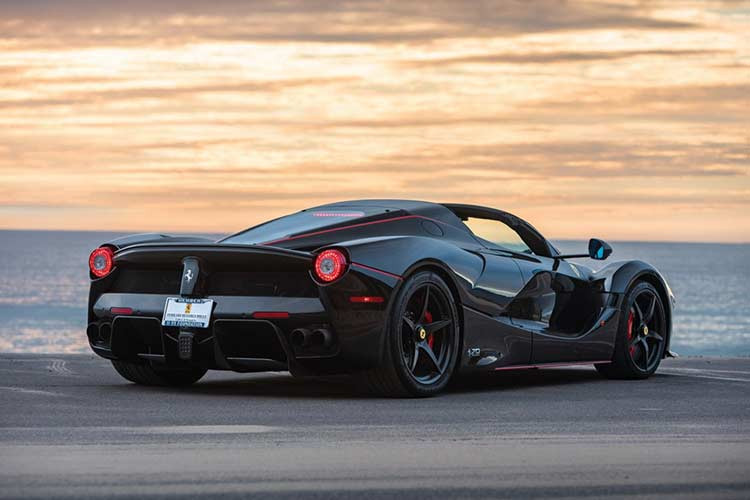 Ngay khi ở giá thấp nhất, chiếc siêu xe LaFerrari Aperta cũ này cũng đắt hơn gấp 3 lần so với mức giá xuất xưởng - 2 triệu USD. Người thắng cuộc trong phiên đấu giá sẽ là chủ nhân của 1 trong 210 chiếc LaFerrari Aperta trên toàn thế giới. Đây là chiếc LaFerrari Aperta đã được chuyển đến đại lý Ferrrai ở Beverly Hills vào năm ngoái cho mục đích trưng bày trong các sự kiện kỷ niệm 70 thành lập hãng Ferrari.