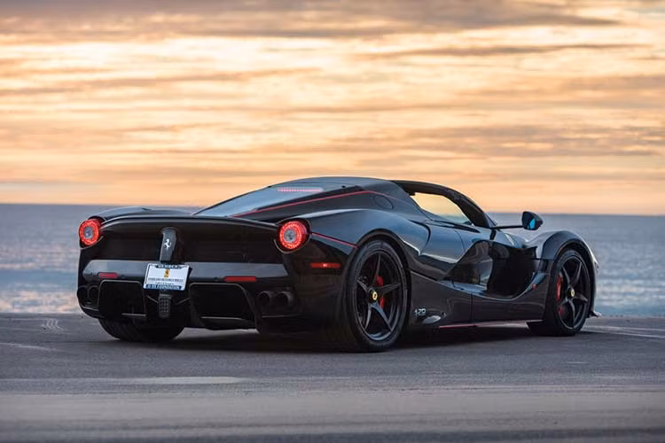 Ngay khi ở giá thấp nhất, chiếc siêu xe LaFerrari Aperta cũ này cũng đắt hơn gấp 3 lần so với mức giá xuất xưởng - 2 triệu USD. Người thắng cuộc trong phiên đấu giá sẽ là chủ nhân của 1 trong 210 chiếc LaFerrari Aperta trên toàn thế giới. Đây là chiếc LaFerrari Aperta đã được chuyển đến đại lý Ferrrai ở Beverly Hills vào năm ngoái cho mục đích trưng bày trong các sự kiện kỷ niệm 70 thành lập hãng Ferrari.