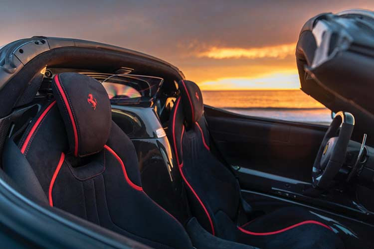 Đương nhiên, ngoài gói phụ kiện carbon gắn sẵn, người chủ mới sẽ được nhận toàn bộ phụ kiện tiêu chuẩn của chiếc LaFerrari Aperta này, bao gồm: tấm vải trùm bảo vệ xe, trùm mui xe, sách hướng dẫn và chìa khóa dự phòng. Đầu tháng sau, xe sẽ được chuyển từ đại lý Beverly Hills đến Arizona để chuẩn bị cho phiên đấu giá.