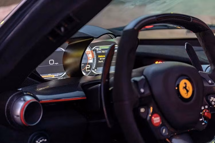 Chiếc xe sở hữu màu sơn đen Nero Daytona với những đường kẻ màu đỏ làm điểm nhấn trên nắp ca-pô, cánh chia gió trước, cánh lướt gió bên và mui xe. Chiếc LaFerrari Aperta này được trang bị gói phụ kiện hoàn toàn bằng carbon. đã lăn bánh được quãng đường 1.402 dặm (tương đương 2.253 km). Do phục vụ mục đích trưng bày là chủ yếu nên chiếc mui trần này gần như trong tình trạng mới hoàn hảo. 