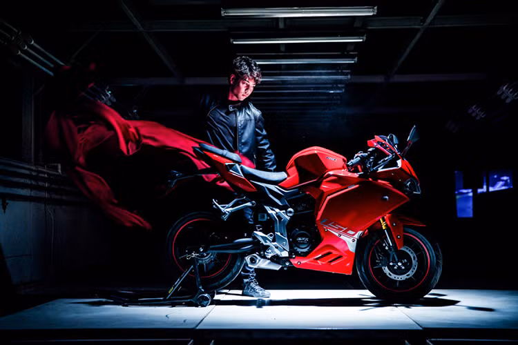 Khi nhắc tới thương hiệu GPX tại Thái Lan, những người yêu xe sẽ nhanh chóng nhớ tới chiếc minibike GPX Demon 125 với kiểu dáng "nhái" y hệt thương hiệu môtô nổi tiếng Thế giới là Ducati. Mới đây, thương hiệu xe GPX Racing lại tiếp tục tung ra phiên bản Demon 150RG 2018 mang phong cách siêu môtô Ducati Panigale.