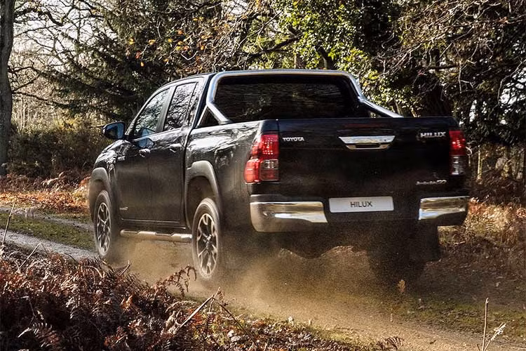 Ở bên dưới nắp ca-pô, phiên bản Hilux Invincible 50 Chrome Edition mới này hoàn toàn không có sự thay đổi nào về động cơ. Xe vẫn sử dụng máy diesel tăng áp 2.4l D-4D 4 xi-lanh thẳng hàng, đem tới công suất 148 mã lực và mô-men xoắn 400Nm. 