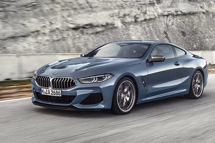 Hãng xe Đức mới đây đã hồi sinh mẫu xe coupe 8 Series khi đã dừng sản xuất cách đây gần 20 năm (8-Series E31; 1989–1999). Về thiết kế, BMW 8 Series Coupe 2019 phiên bản thương mại vừa trình làng được thiết kế dựa trên mẫu 8 Series Concept đã được giới thiệu năm 2017.