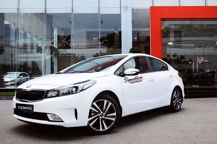 Đại diện thứ 2 của KIA góp mặt trong số 10 xe bán chạy nhất tháng 11 là mẫu sedan hạng C Kia Cerato với 1.012 xe bán ra. Tháng trước chỉ có Cerato góp mặt. Nếu so với Mazda3, Kia Cerato có phong độ thất thường hơn. Xe có 2 tùy chọn động cơ 1.6L và 2.0L, hộp số sàn 6 cấp hoặc tự động 6 cấp với giá bán từ 559 đến 675 triệu đồng.