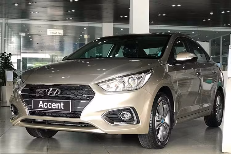 Doanh số của Hyundai Accent trong tháng 11 đạt 1.987 xe, tăng 10 xe so với tháng trước đó. Mẫu sedan hạng B tiếp tục cho thấy phong độ ổn định và trụ vững ở vị trí thứ 3 trong số 10 xe ăn khách nhất thị trường. Xe có hai tùy chọn động cơ là số sàn 6 cấp hoặc tự động 6 cấp với mức giá từ 426 đến 540 triệu đồng.