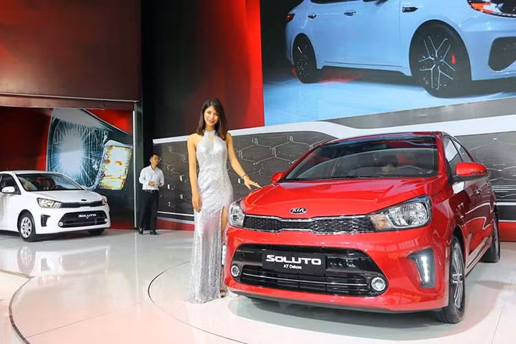 Tiếp tục là một mẫu xe sedan hạng B đến từ Thaco, mới mức giá cạnh tranh, Soluto đã lần đầu bước vào Top 10 xe bán chạy với 1.016 chiếc. Xe đang có một phiên bản số tự động và 2 phiên bản số sàn với mức giá từ 399 đến 455 triệu đồng. Đây là mẫu xe có mức giá thấp hơn Toyota Vios và Hyundai Accent trong phân khúc xe sedan hạng B.
