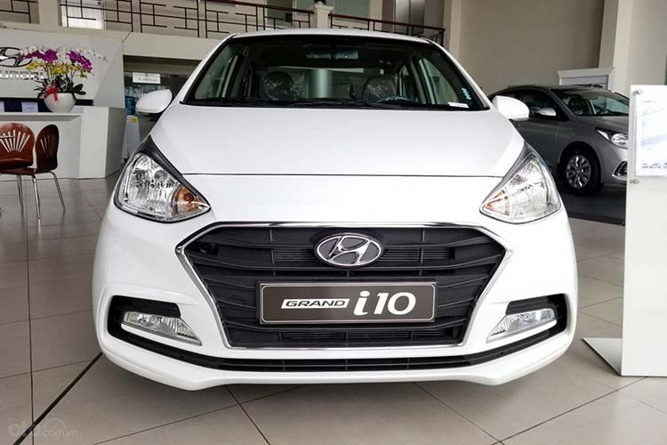 Tương tự Accent, Hyundai Grand i10 cho thấy sự ổn định về doanh số. Mẫu xe này chưa từng để đối thủ nào ở phân khúc hạng A qua mặt trong năm nay. Doanh số tháng 11 của Hyundai Grand i10 tăng 34, đạt 1.739 xe so với tháng trước. Xe có 2 tùy chọn động cơ số sàn 5 cấp hoặc số tự động 4 cấp với dung tích 1.0L và 1.2L với mức giá từ 315 đến 415 triệu đồng.