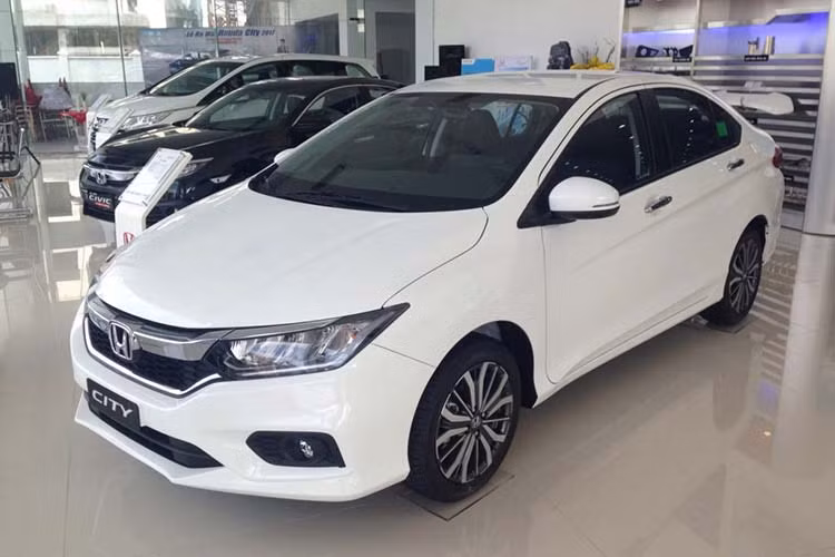 Đại diện thứ 4 trong phân khúc sedan hạng B là Honda City tiếp tục trở lại Top 10 mẫu xe bán chạy tháng 11 với 883 chiếc bán ra thị trường ôtô Việt Nam, điều này tiếp tục cho thấy sức hút của mẫu xe này với nhiều tiện nghi so với các mẫu xe còn lại cùng phân khúc.