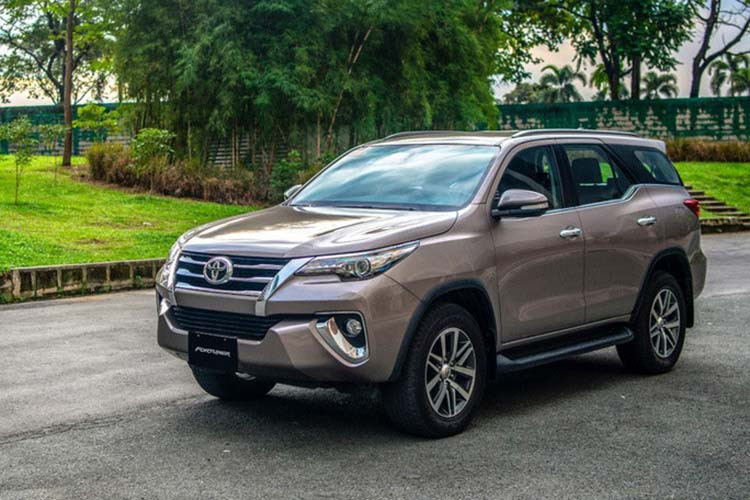 Fortuner là cái tên thứ 2 của Toyota góp mặt trong số 10 xe bán chạy nhất tháng 11/2019 vừa qua. Doanh số 1.013 xe, giảm 379 xe so với tháng trước đã khiến Fortuner rơi một bậc xuống vị trí thứ 8. Đây vẫn là mẫu SUV 7 chỗ bán chạy nhất thị trường, bỏ khá xa các đối thủ còn lại.