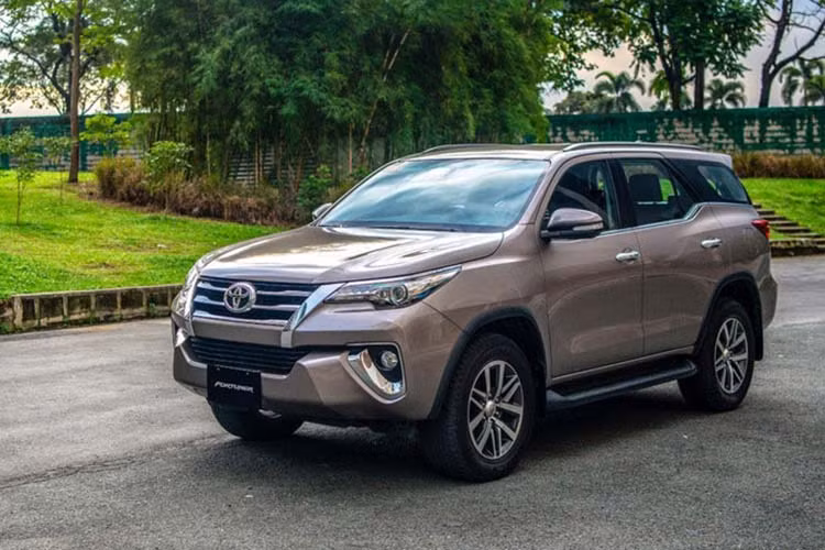 Fortuner là cái tên thứ 2 của Toyota góp mặt trong số 10 xe bán chạy nhất tháng 11/2019 vừa qua. Doanh số 1.013 xe, giảm 379 xe so với tháng trước đã khiến Fortuner rơi một bậc xuống vị trí thứ 8. Đây vẫn là mẫu SUV 7 chỗ bán chạy nhất thị trường, bỏ khá xa các đối thủ còn lại.