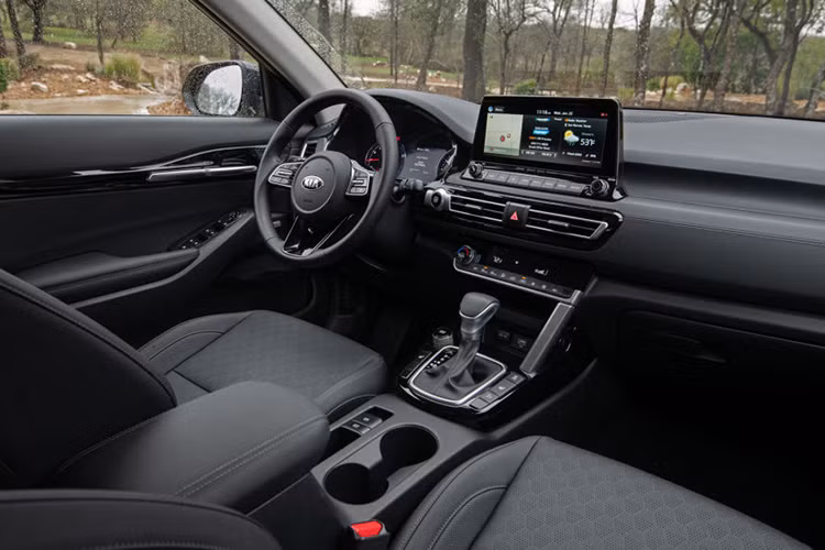 Nhưng nếu được Kia Seltos lắp ráp trong nước, nhiều khả năng THACO sẽ tận dụng những loại động cơ có sẵn ví dụ như máy xăng 1.4L thuộc mẫu sedan hạng B Kia Soluto hoặc máy xăng 1.6L trên mẫu sedan hạng C Kia Cerato. Tất nhiên những động cơ này khi được lắp đặt sang Kia Seltos sẽ được điều chỉnh để phù hợp với khung gầm mới nhưng có lẽ sẽ không chênh lệch nhiều.