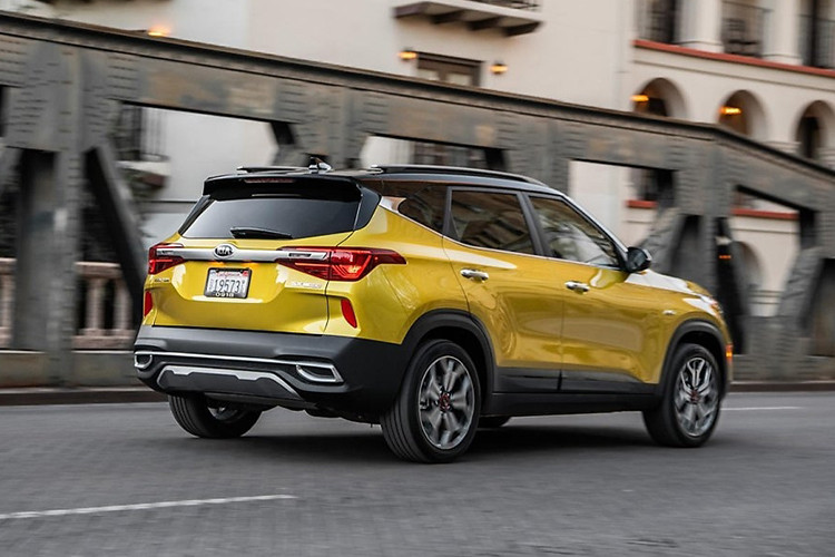 Tại Indonesia, bản cao cấp nhất sẽ có cửa sổ trời cùng vô lăng vát đáy thể thao trong khi bản thường chỉ là dạng tròn truyền thống. Một số trang bị khác bao gồm hệ thống âm thành gồm 8 loa Bose, khởi động nút bấm, phanh đỗ xe điện tử, sạc không dây, màn hình kỹ thuật số chỉnh điều hòa…