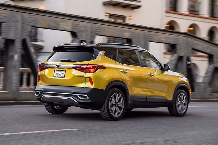 Tại Indonesia, bản cao cấp nhất sẽ có cửa sổ trời cùng vô lăng vát đáy thể thao trong khi bản thường chỉ là dạng tròn truyền thống. Một số trang bị khác bao gồm hệ thống âm thành gồm 8 loa Bose, khởi động nút bấm, phanh đỗ xe điện tử, sạc không dây, màn hình kỹ thuật số chỉnh điều hòa…