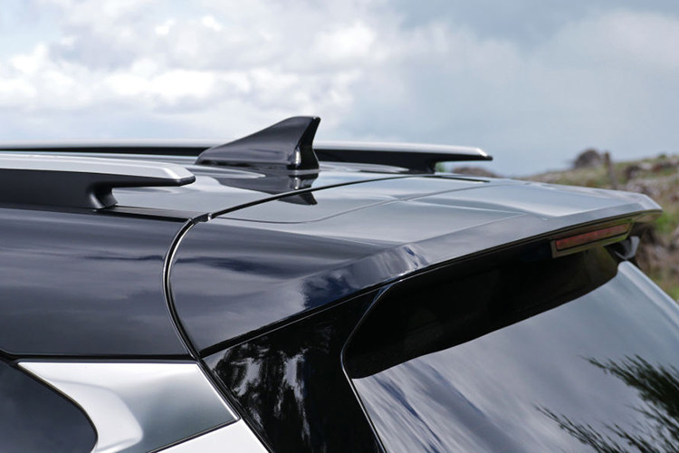 Tại các thị trường khác nhau, Kia Seltos thế hệ mới cũng có những tùy chọn động cơ không thống nhất, từ máy xăng cho đến máy dầu, máy hút khí tự nhiên bình thường hoặc máy tăng áp. Nếu hình ảnh trên là chính xác, vẫn không thể khẳng định 2 tùy chọn động cơ 1.4L và 1.6L trên Kia Seltos là loại động cơ gì.